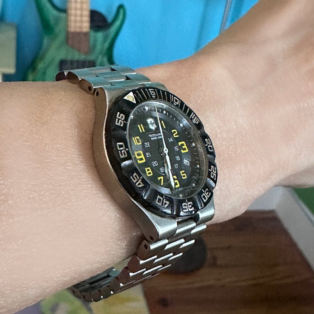 Victorinox Swiss Army Watch 241417 Black Face Yellow Numbers - Picture 5 of 5